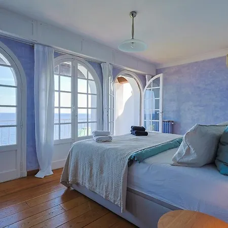 Villa Avec Vue Panoramique Et Piscine A Saint-raphael