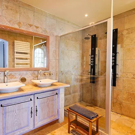 Avec Vue Panoramique Et Piscine A Saint-raphael Saint-Raphael (Var)