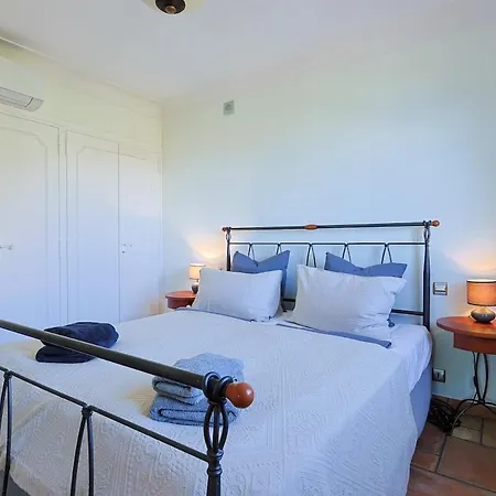 Avec Vue Panoramique Et Piscine A Saint-raphael