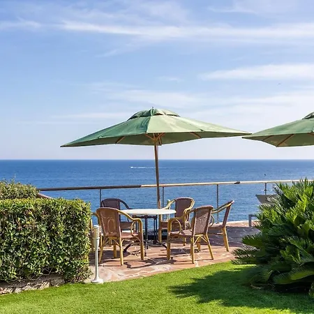 Avec Vue Panoramique Et Piscine A Saint-raphael *