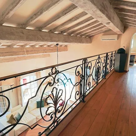 Avec Vue Panoramique Et Piscine A Saint-raphael *