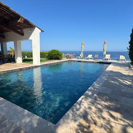 Avec Vue Panoramique Et Piscine A Saint-raphael