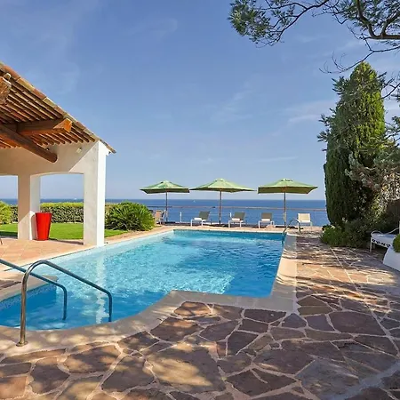 Avec Vue Panoramique Et Piscine A Saint-raphael Сен-Рафаель