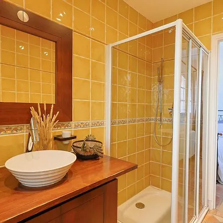 Avec Vue Panoramique Et Piscine A Saint-raphael *