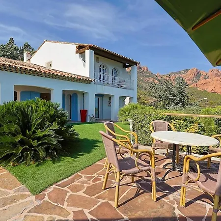 Avec Vue Panoramique Et Piscine A Saint-raphael Βίλα
