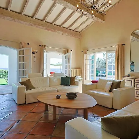 Вілла Avec Vue Panoramique Et Piscine A Saint-raphael