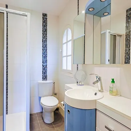 Вілла Avec Vue Panoramique Et Piscine A Saint-raphael