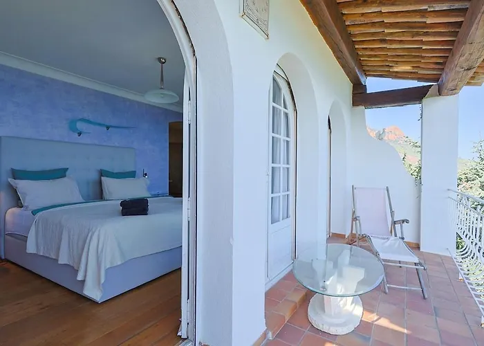 Villa Avec Vue Panoramique Et Piscine à Saint-raphael Saint-Raphaël