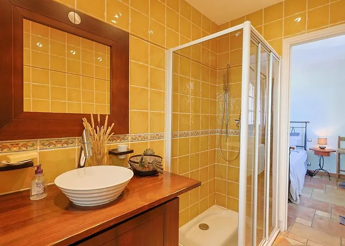 Avec Vue Panoramique Et Piscine A Saint-raphael *