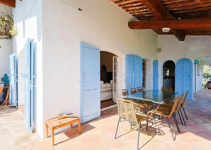 Avec Vue Panoramique Et Piscine A Saint-raphael Вилла