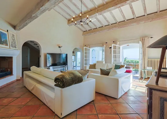 Avec Vue Panoramique Et Piscine A Saint-raphael Вилла Сен-Рафаэль