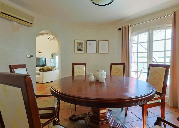 Вилла Avec Vue Panoramique Et Piscine A Saint-raphael