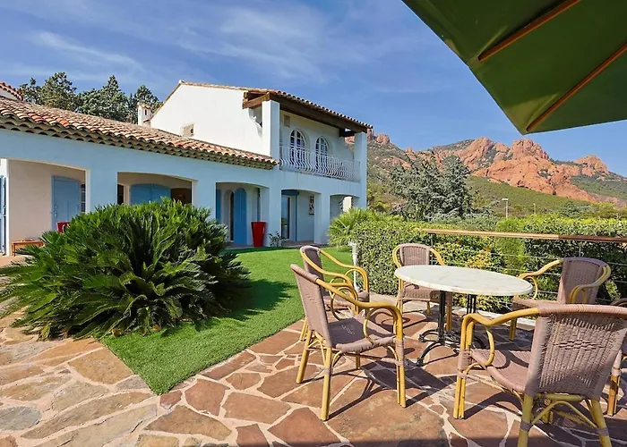 Avec Vue Panoramique Et Piscine à Saint-raphael Villa
