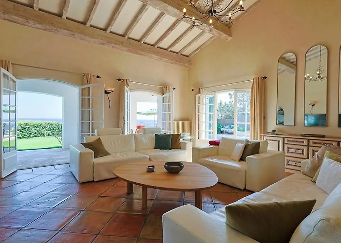 Villa Avec Vue Panoramique Et Piscine à Saint-raphael