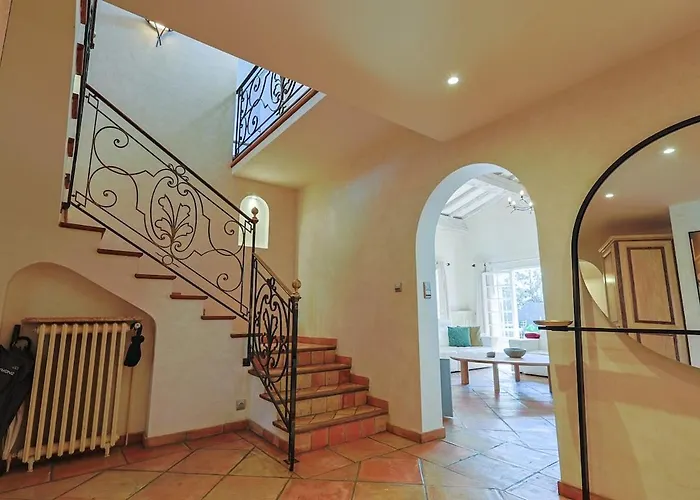 Avec Vue Panoramique Et Piscine A Saint-raphael Вилла Сен-Рафаэль