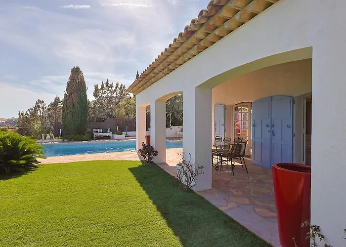 Вилла Avec Vue Panoramique Et Piscine A Saint-raphael Сен-Рафаэль