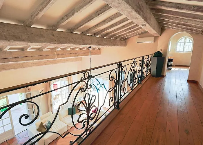 Avec Vue Panoramique Et Piscine A Saint-raphael *