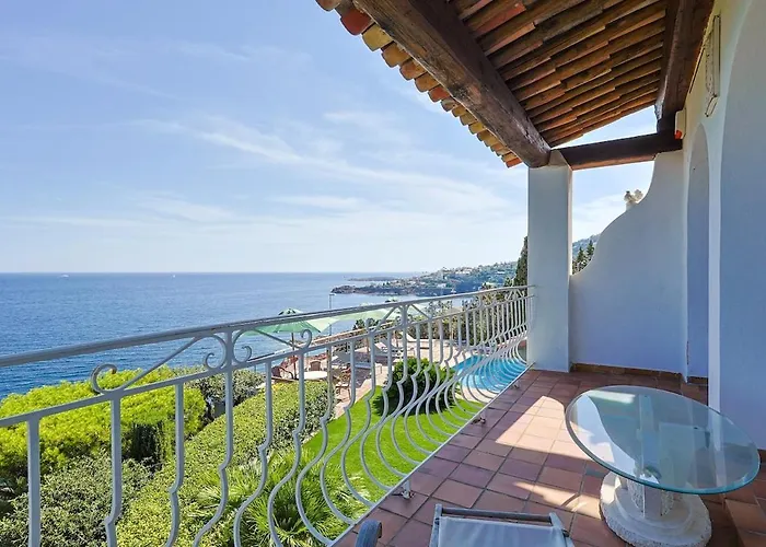 Avec Vue Panoramique Et Piscine à Saint-raphael