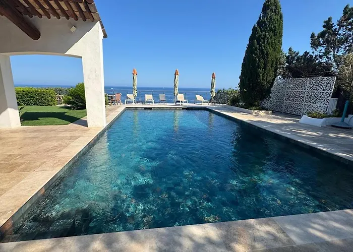 Avec Vue Panoramique Et Piscine A Saint-raphael *