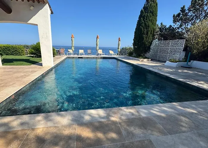 Avec Vue Panoramique Et Piscine A Saint-raphael Вилла