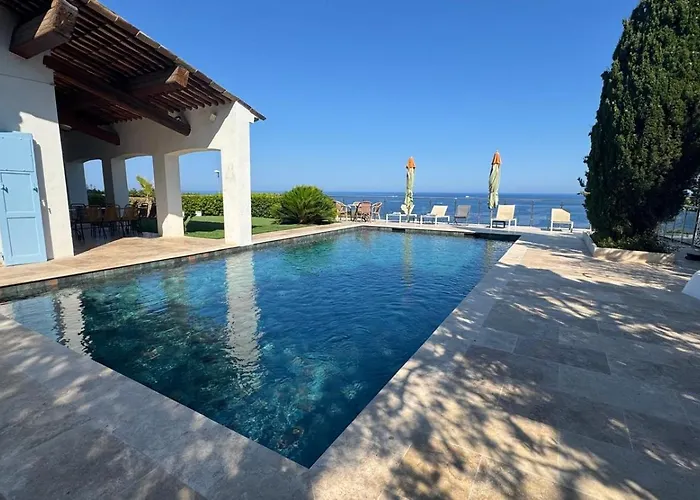 Avec Vue Panoramique Et Piscine à Saint-raphael